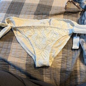 White flower detal swim bottoms